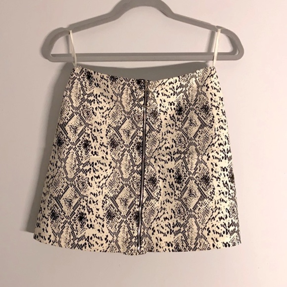NWOT S Snakeskin Print Zip Up Mini Skirt